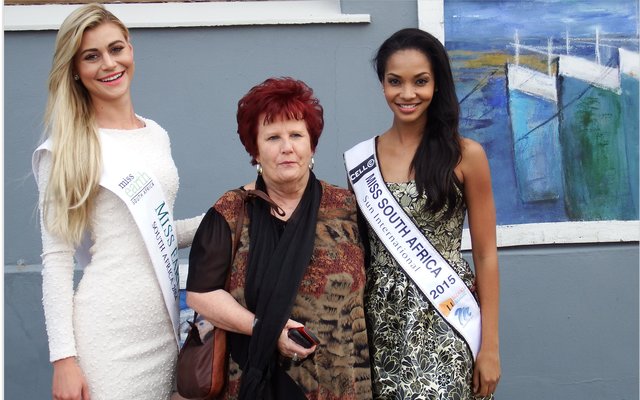 Vlnr is Ilze Saunders (Mej Suid-Afrika Aarde), Marie Reid en Liesl Laurie (Mej Suid-Afrika) voor Marie Reid se winkel, Marie's Boutique, Art & Beauty Shop